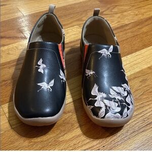 UIN Womens Black Slip-On Shoes with Crane Design
